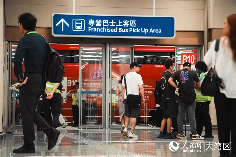 图5：皇岗口岸新设7条专营巴士线，往来香港市区及口岸。人民网 吴宇扬扬摄