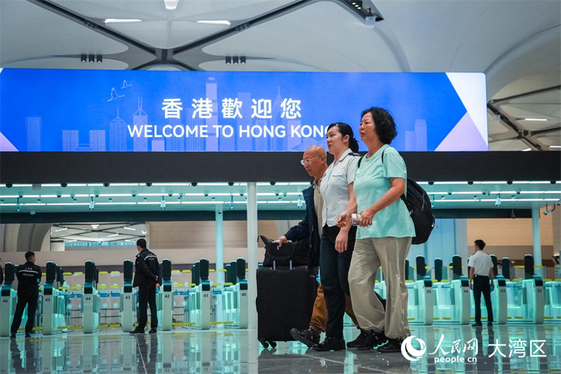 当日首批旅客入境香港。人民网 吴宇扬扬摄