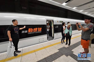 香港西九龙站迎来首列抵达的高铁列车