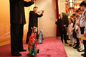 泉州木偶剧团在港表演 市民领略提线木偶魅力
