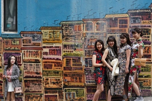 香港中环壁画成“打卡”胜地 游客上演“旗袍秀”