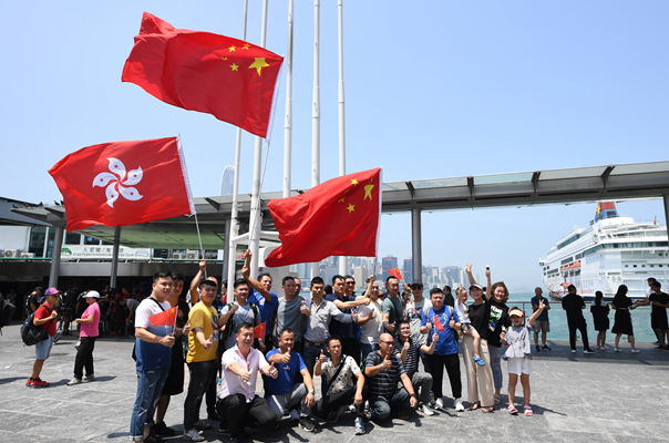香港市民自发集会守护五星红旗