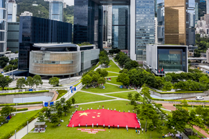香港市民展示巨幅国旗 支持香港维护国家安全法