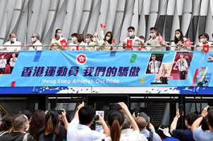 登车巡游 中国香港奥运代表团受市民热捧
