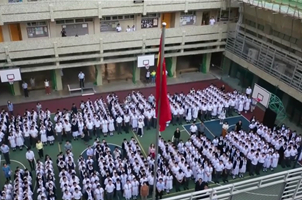 香港中学生迈出中式步操升起五星红旗