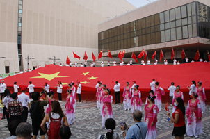 “十一”的香港，最耀眼那一抹中国红