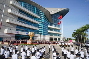 香港特区政府举行升旗仪式和酒会庆祝新中国成立75周年