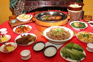 香港盆菜：融合传统现代味 诉说千古团圆情