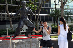 香港星光大道重修 铜像手印迁至花园