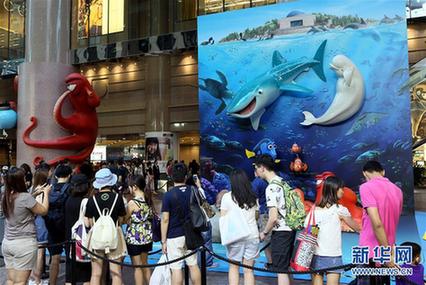 香港时代广场7月变身海底世界